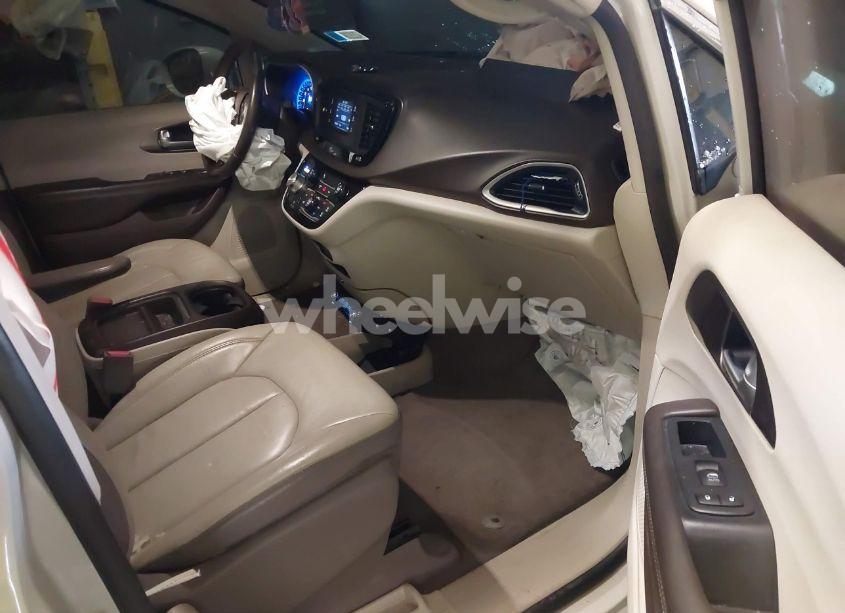 Photo 5 of 2017 Chrysler Pacifica TOURING-L (VIN 2C4RC1BG2HR613690)