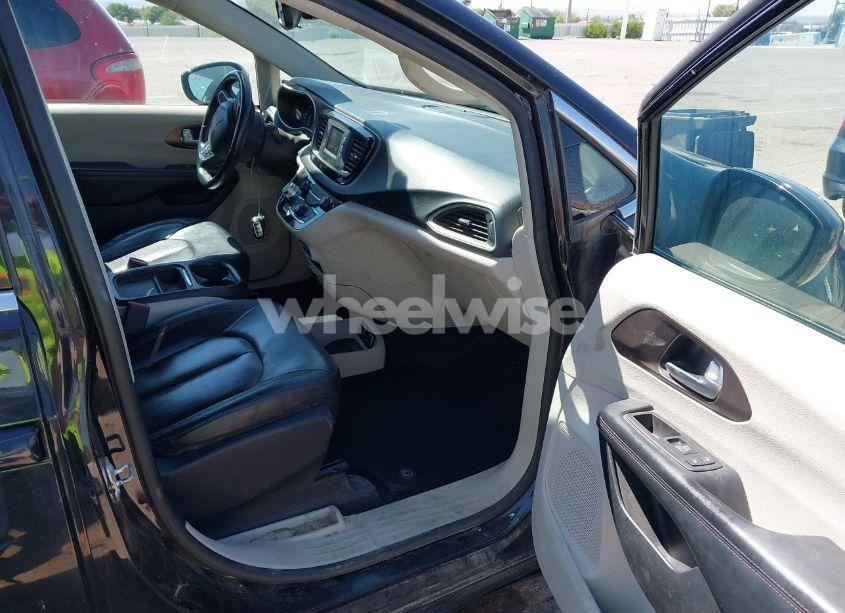 Photo 5 of 2017 Chrysler Pacifica TOURING-L (VIN 2C4RC1BG2HR642106)