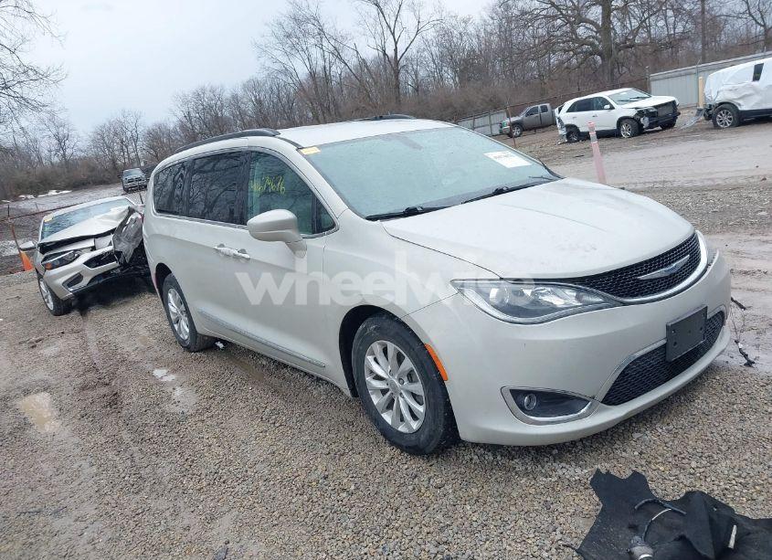 2017 Chrysler Pacifica TOURING-L (VIN 2C4RC1BG2HR688499) main photo