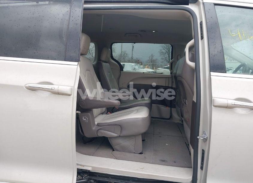 Photo 8 of 2017 Chrysler Pacifica TOURING-L (VIN 2C4RC1BG2HR688499)