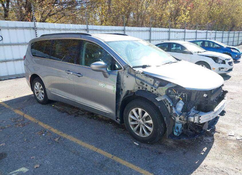 2017 Chrysler Pacifica TOURING-L (VIN 2C4RC1BG2HR702384) main photo