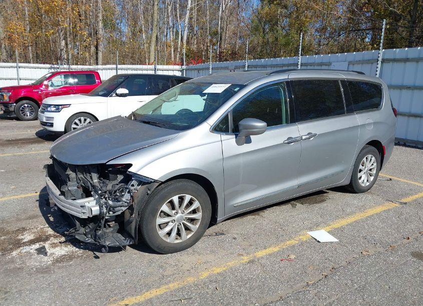 Photo 2 of 2017 Chrysler Pacifica TOURING-L (VIN 2C4RC1BG2HR702384)