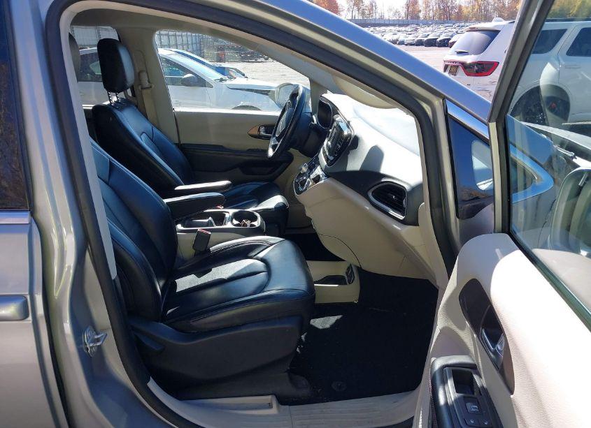 Photo 5 of 2017 Chrysler Pacifica TOURING-L (VIN 2C4RC1BG2HR702384)