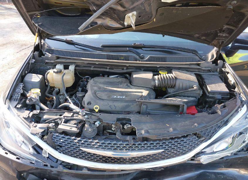 Photo 10 of 2017 Chrysler Pacifica TOURING-L (VIN 2C4RC1BG2HR745414)