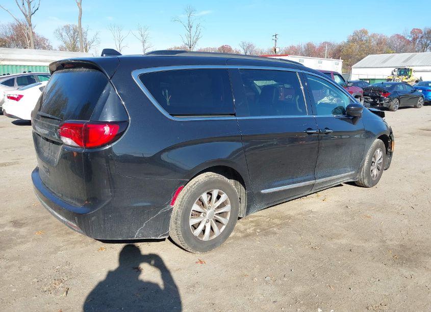 Photo 4 of 2017 Chrysler Pacifica TOURING-L (VIN 2C4RC1BG2HR745414)