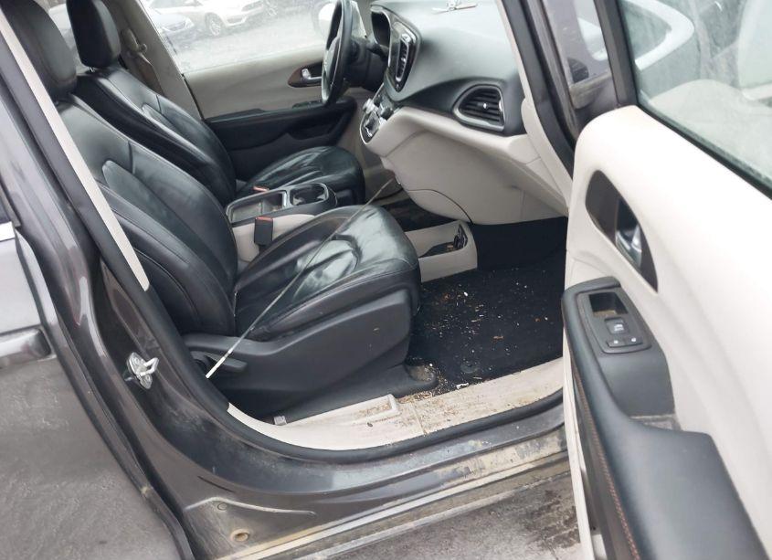 Photo 5 of 2017 Chrysler Pacifica TOURING-L (VIN 2C4RC1BG2HR831547)