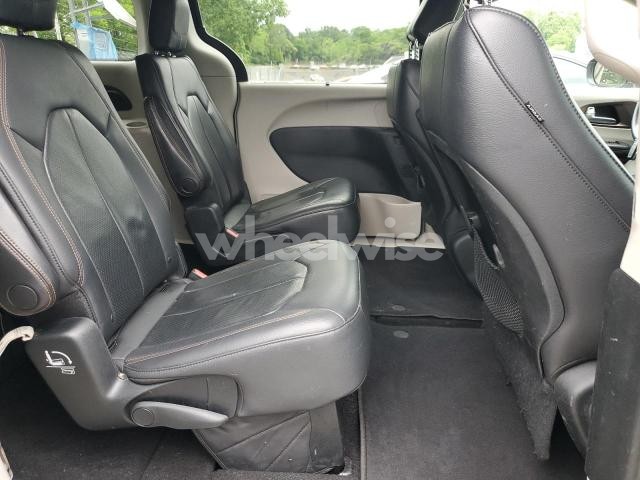 Photo 9 of 2018 CHRYSLER PACIFICA TOURING L (VIN 2C4RC1BG2JR114345)