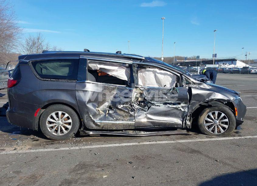 Photo 13 of 2018 Chrysler Pacifica TOURING L (VIN 2C4RC1BG2JR119707)