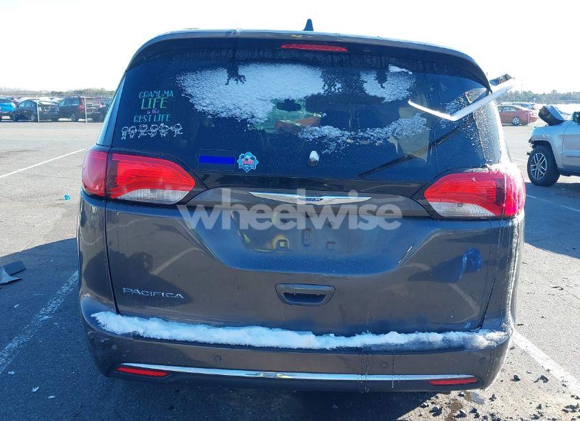 Photo 16 of 2018 Chrysler Pacifica TOURING L (VIN 2C4RC1BG2JR119707)