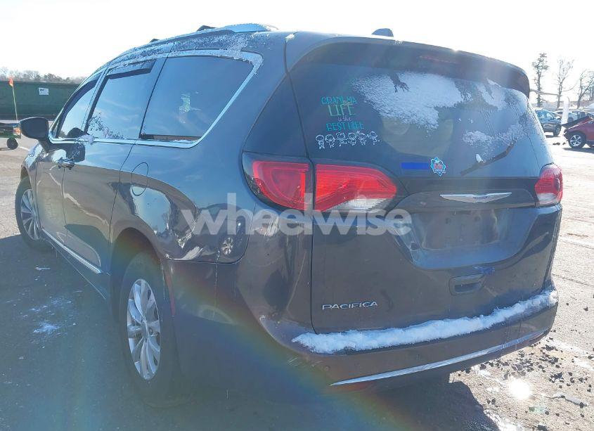 Photo 3 of 2018 Chrysler Pacifica TOURING L (VIN 2C4RC1BG2JR119707)