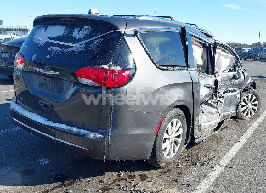 Photo 4 of 2018 Chrysler Pacifica TOURING L (VIN 2C4RC1BG2JR119707)