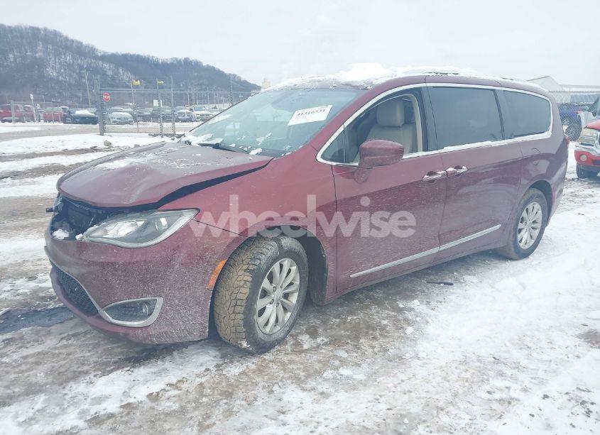 Photo 2 of 2018 Chrysler Pacifica TOURING L (VIN 2C4RC1BG2JR131582)
