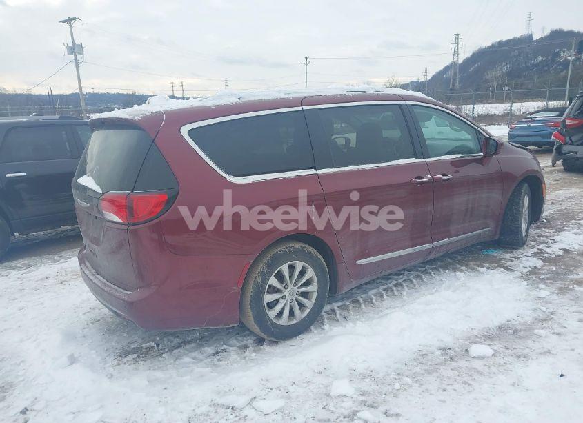 Photo 4 of 2018 Chrysler Pacifica TOURING L (VIN 2C4RC1BG2JR131582)