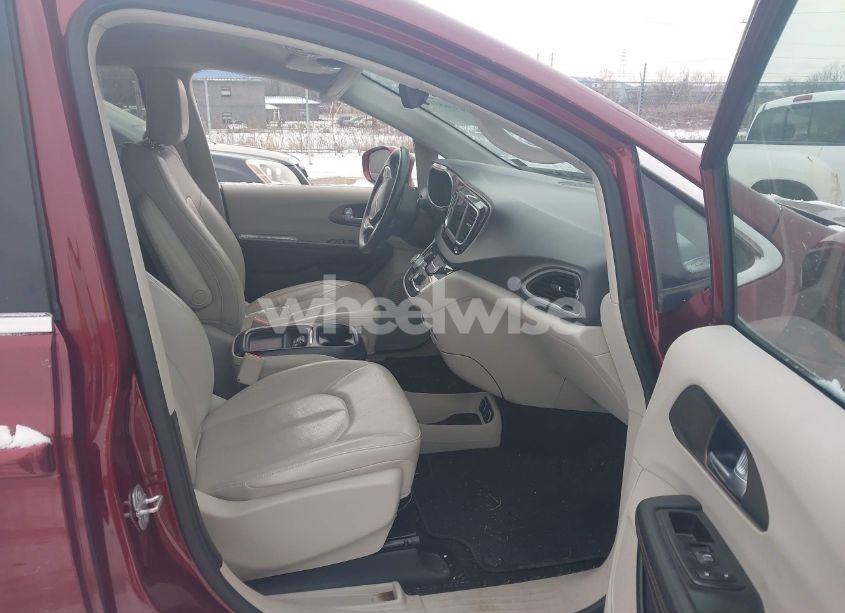 Photo 5 of 2018 Chrysler Pacifica TOURING L (VIN 2C4RC1BG2JR131582)