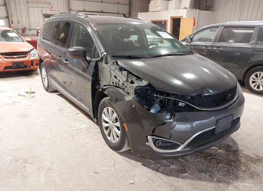 2018 Chrysler Pacifica TOURING L (VIN 2C4RC1BG2JR214400) main photo
