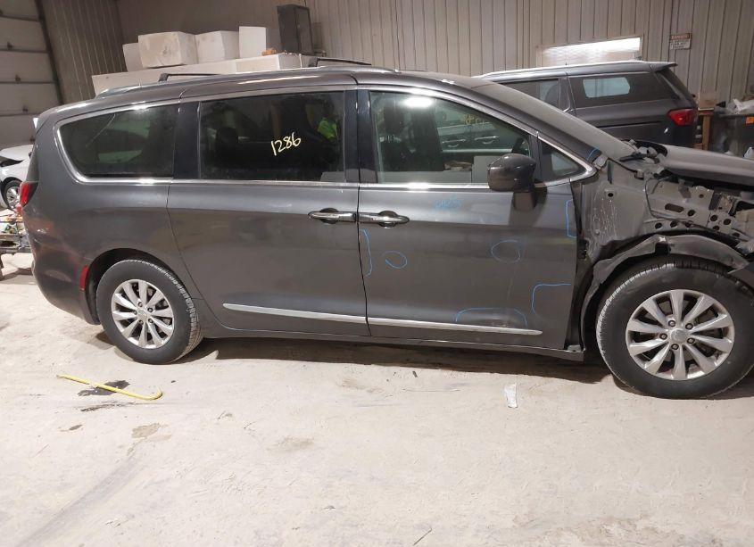 Photo 13 of 2018 Chrysler Pacifica TOURING L (VIN 2C4RC1BG2JR214400)