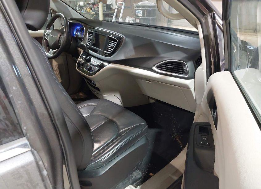 Photo 5 of 2018 Chrysler Pacifica TOURING L (VIN 2C4RC1BG2JR214400)