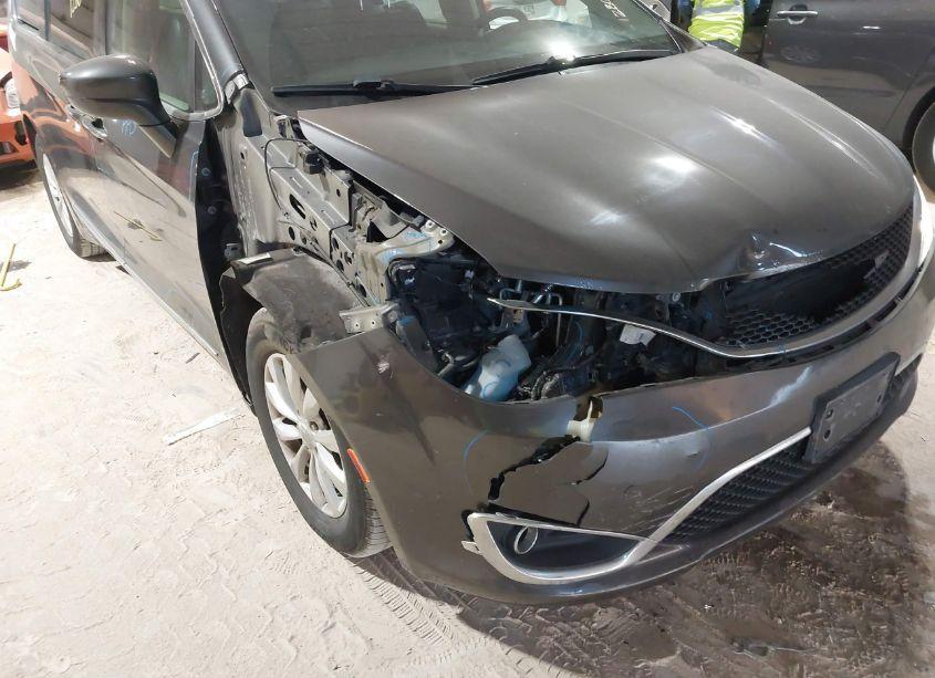 Photo 6 of 2018 Chrysler Pacifica TOURING L (VIN 2C4RC1BG2JR214400)