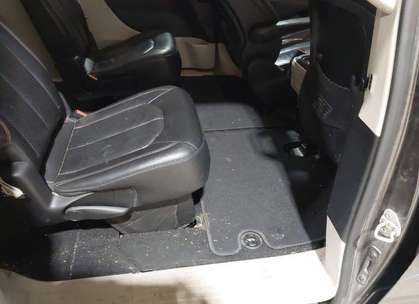 Photo 8 of 2018 Chrysler Pacifica TOURING L (VIN 2C4RC1BG2JR214400)