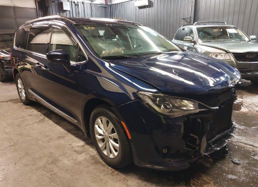 2018 Chrysler Pacifica TOURING L (VIN 2C4RC1BG2JR217894) main photo