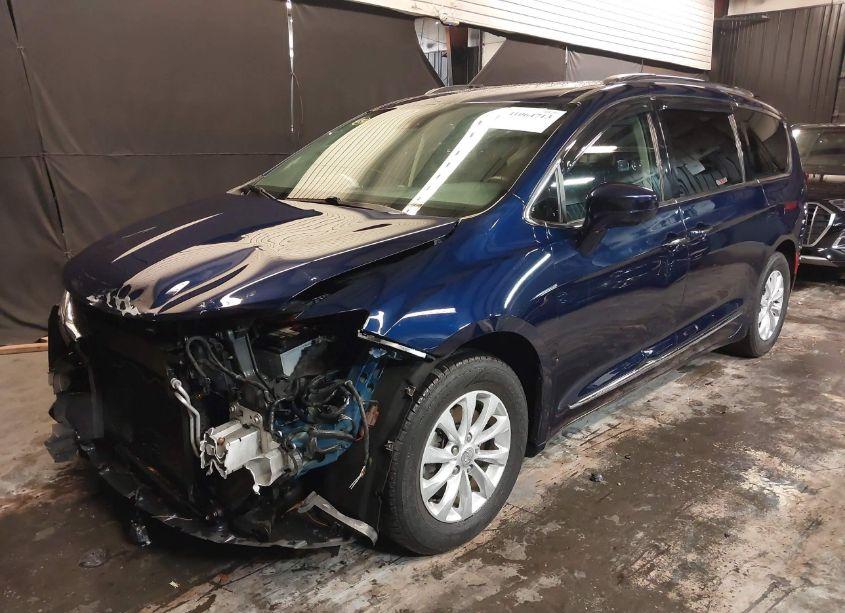 Photo 2 of 2018 Chrysler Pacifica TOURING L (VIN 2C4RC1BG2JR217894)