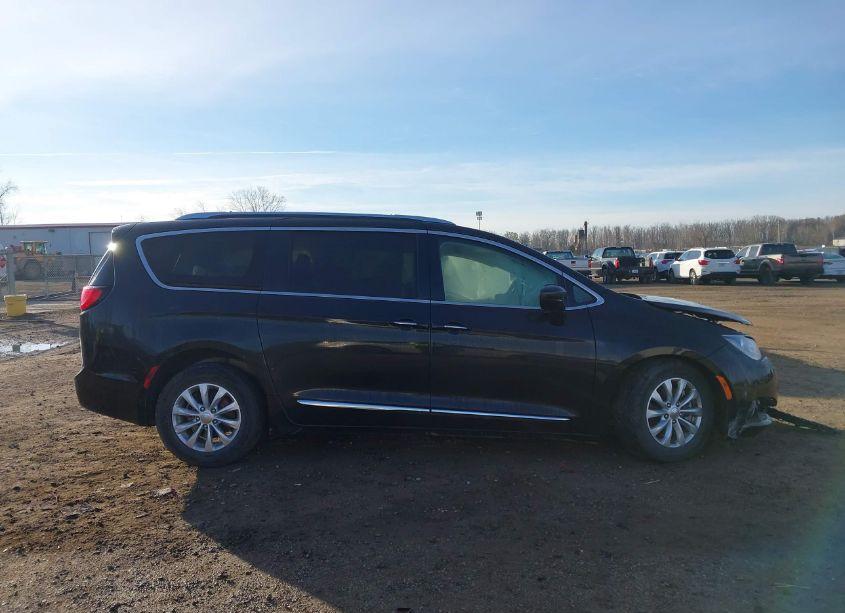 Photo 13 of 2018 Chrysler Pacifica TOURING L (VIN 2C4RC1BG2JR253892)