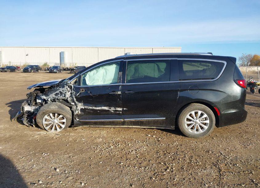 Photo 14 of 2018 Chrysler Pacifica TOURING L (VIN 2C4RC1BG2JR253892)