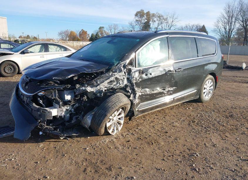 Photo 2 of 2018 Chrysler Pacifica TOURING L (VIN 2C4RC1BG2JR253892)