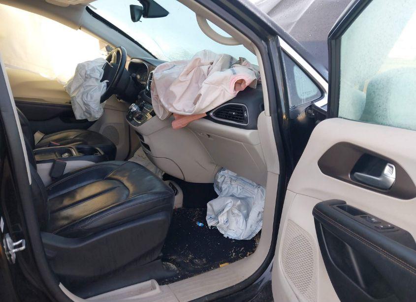 Photo 5 of 2018 Chrysler Pacifica TOURING L (VIN 2C4RC1BG2JR253892)