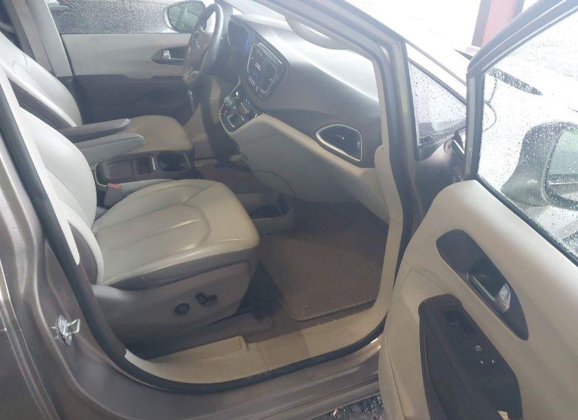 Photo 5 of 2018 Chrysler Pacifica TOURING L (VIN 2C4RC1BG2JR262849)