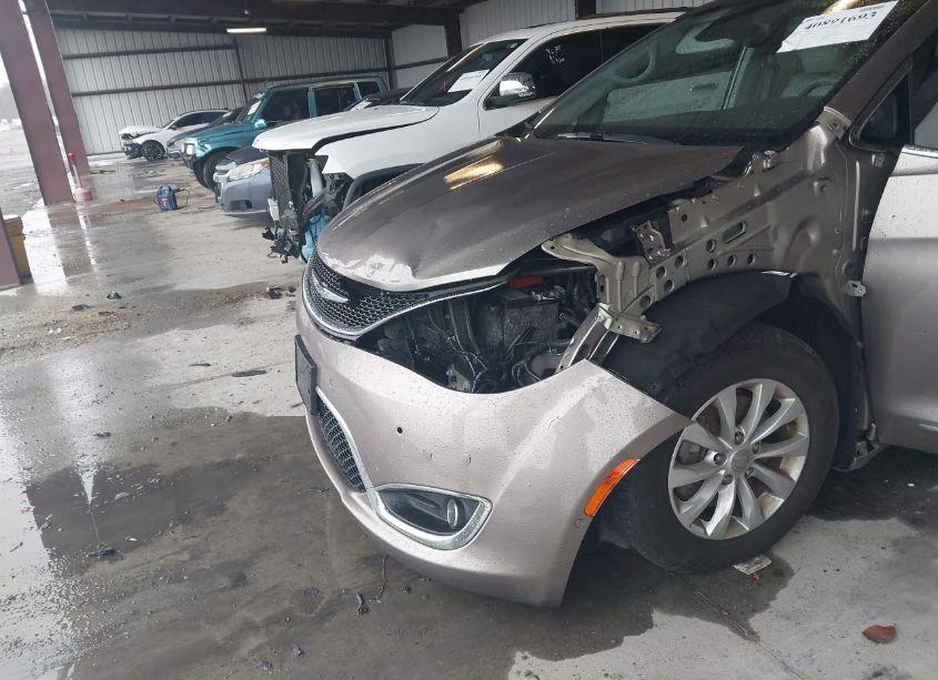 Photo 6 of 2018 Chrysler Pacifica TOURING L (VIN 2C4RC1BG2JR262849)