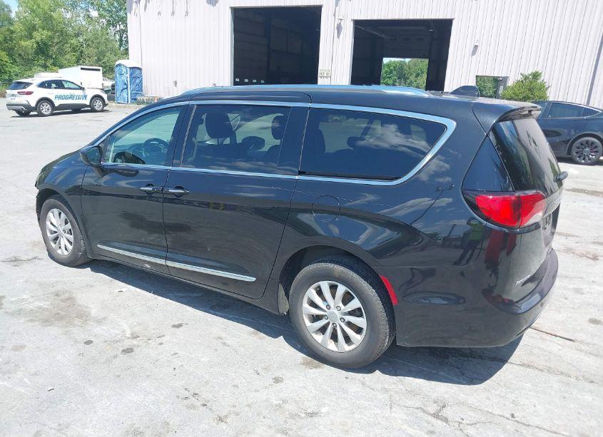Photo 3 of 2018 Chrysler Pacifica TOURING L (VIN 2C4RC1BG2JR280316)