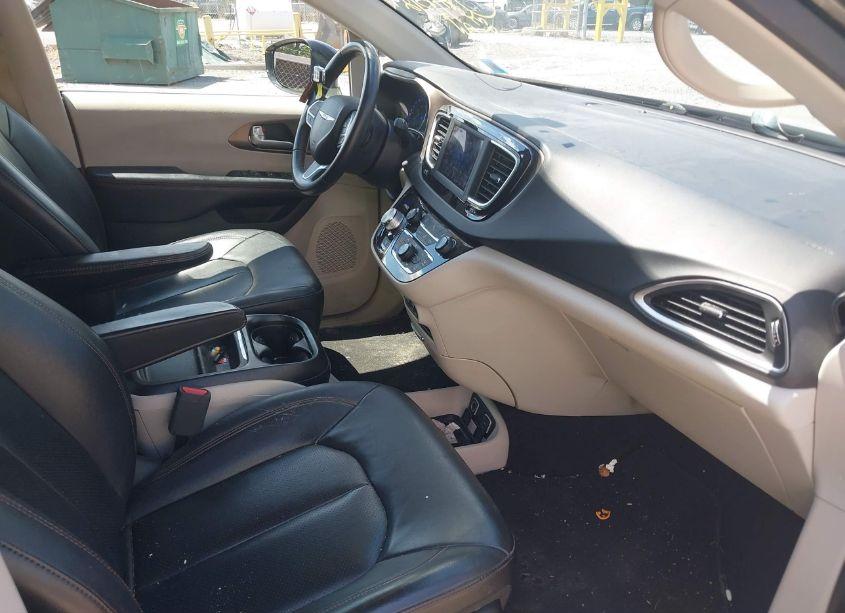 Photo 5 of 2018 Chrysler Pacifica TOURING L (VIN 2C4RC1BG2JR280316)