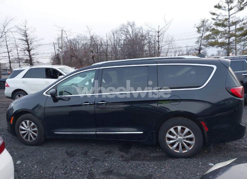 Photo 14 of 2019 Chrysler Pacifica TOURING L (VIN 2C4RC1BG2KR526198)
