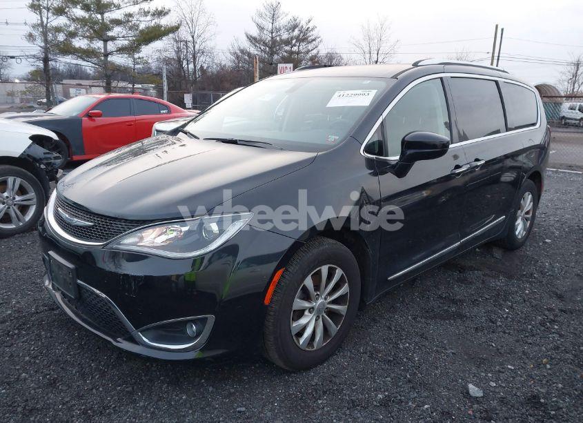 Photo 2 of 2019 Chrysler Pacifica TOURING L (VIN 2C4RC1BG2KR526198)