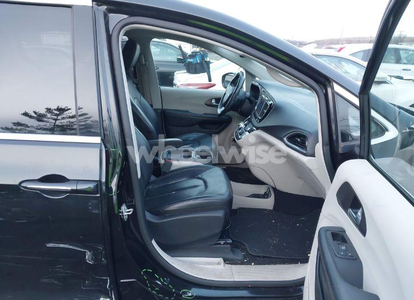 Photo 5 of 2019 Chrysler Pacifica TOURING L (VIN 2C4RC1BG2KR526198)