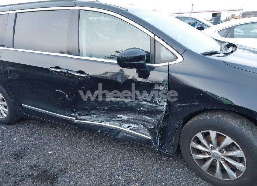 Photo 6 of 2019 Chrysler Pacifica TOURING L (VIN 2C4RC1BG2KR526198)