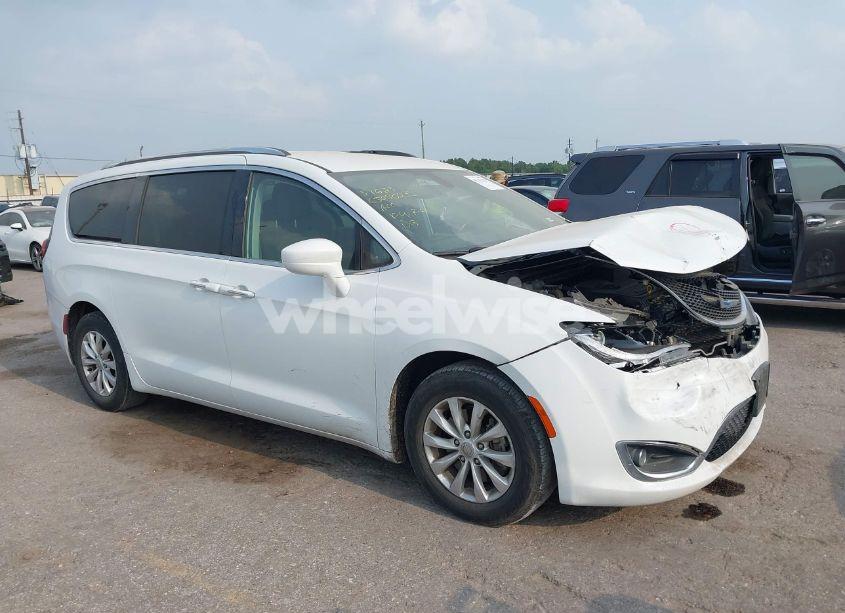 2019 Chrysler Pacifica TOURING L (VIN 2C4RC1BG2KR609002) main photo