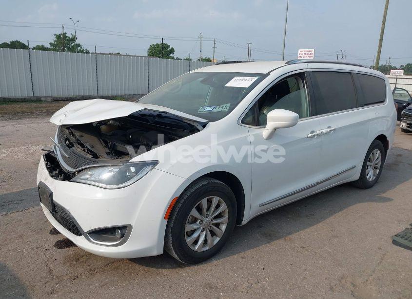 Photo 2 of 2019 Chrysler Pacifica TOURING L (VIN 2C4RC1BG2KR609002)