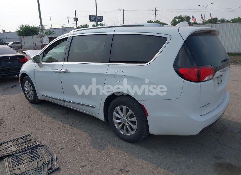 Photo 3 of 2019 Chrysler Pacifica TOURING L (VIN 2C4RC1BG2KR609002)