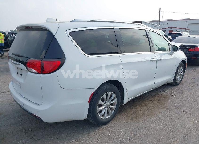Photo 4 of 2019 Chrysler Pacifica TOURING L (VIN 2C4RC1BG2KR609002)
