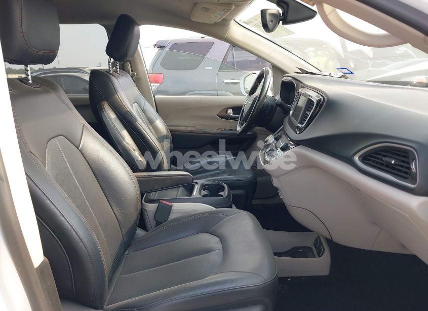 Photo 5 of 2019 Chrysler Pacifica TOURING L (VIN 2C4RC1BG2KR609002)