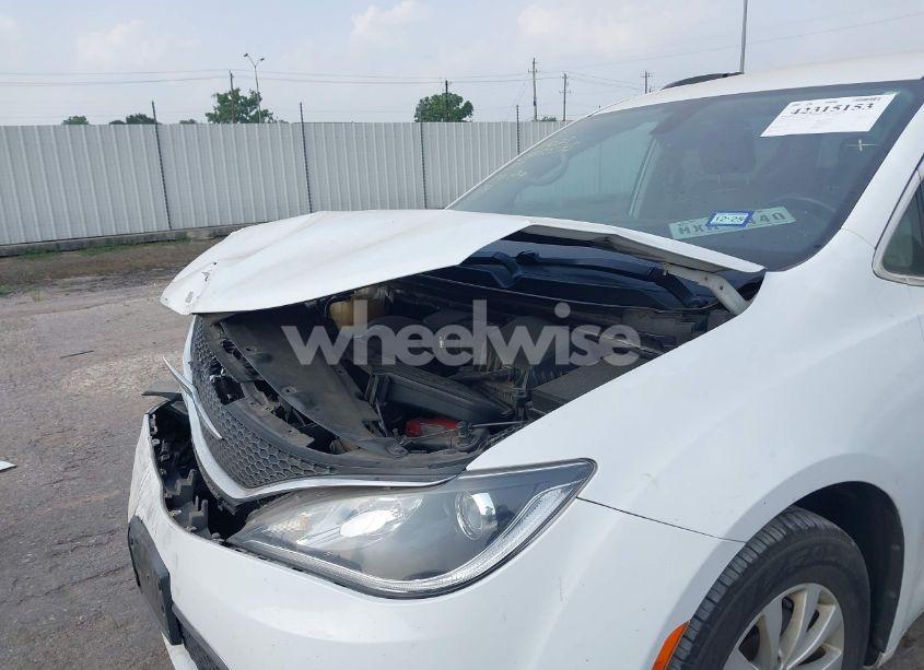 Photo 6 of 2019 Chrysler Pacifica TOURING L (VIN 2C4RC1BG2KR609002)