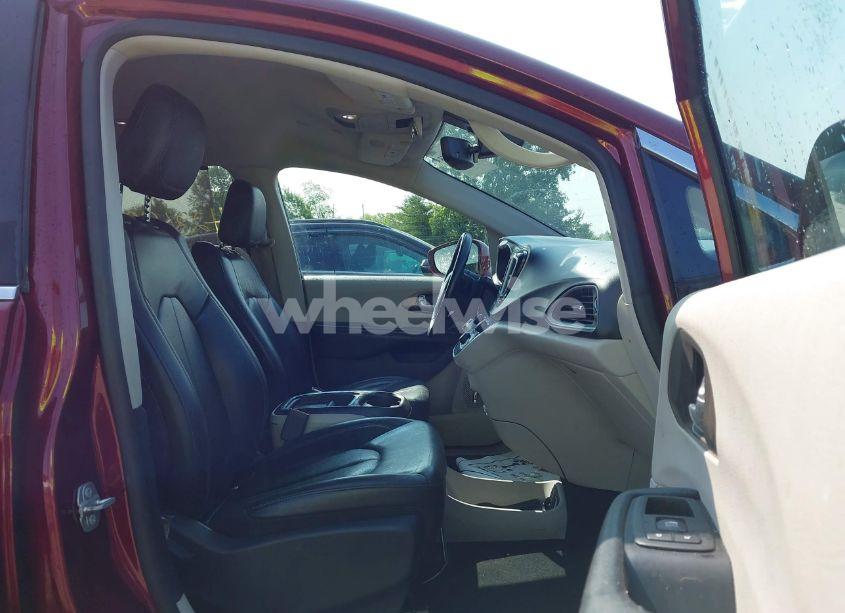 Photo 5 of 2019 Chrysler Pacifica TOURING L (VIN 2C4RC1BG2KR721332)