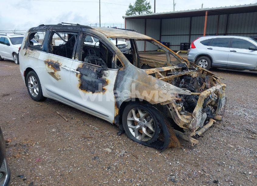 2020 Chrysler Pacifica TOURING L (VIN 2C4RC1BG2LR115935) main photo