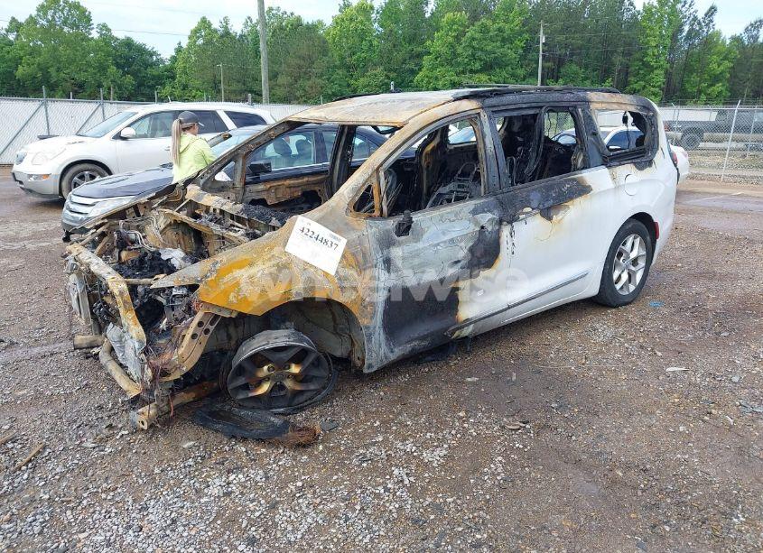 Photo 2 of 2020 Chrysler Pacifica TOURING L (VIN 2C4RC1BG2LR115935)