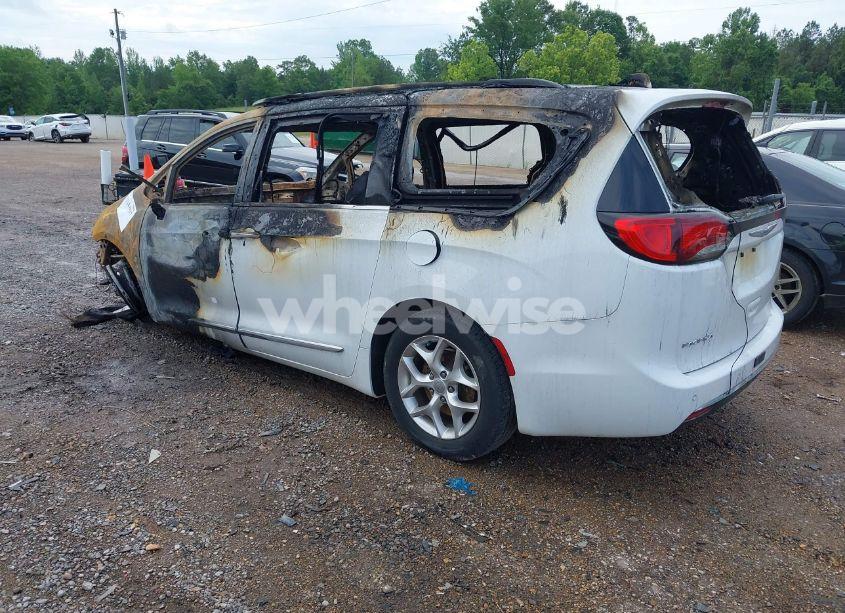 Photo 3 of 2020 Chrysler Pacifica TOURING L (VIN 2C4RC1BG2LR115935)