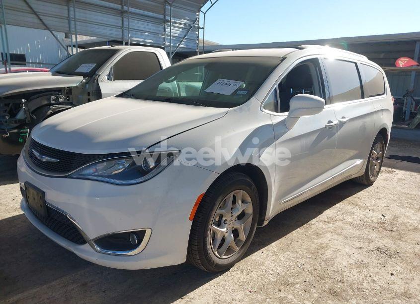 Photo 2 of 2020 Chrysler Pacifica TOURING L (VIN 2C4RC1BG2LR117913)
