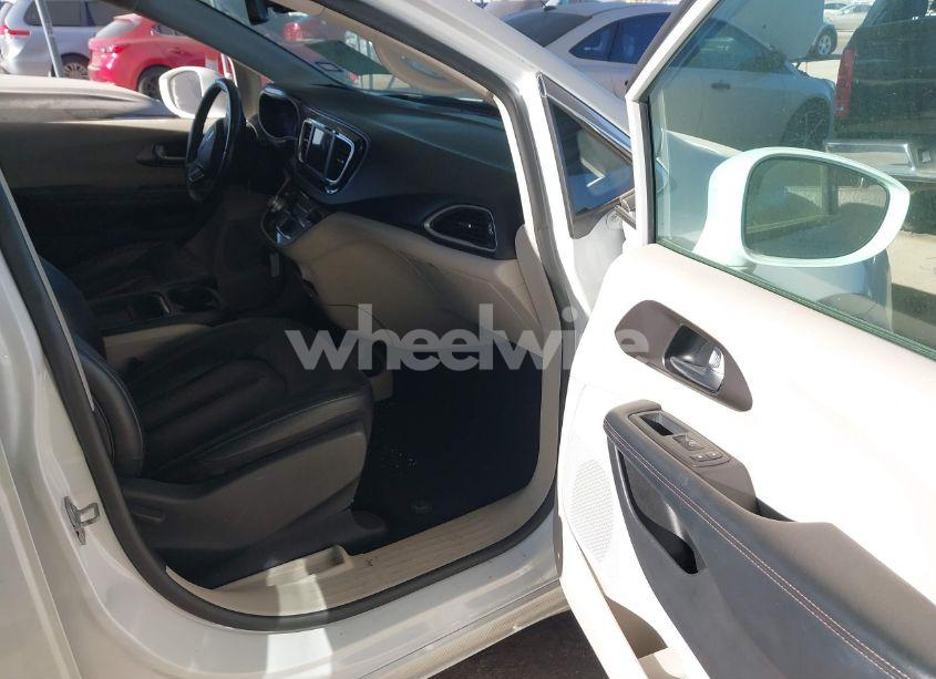 Photo 5 of 2020 Chrysler Pacifica TOURING L (VIN 2C4RC1BG2LR117913)