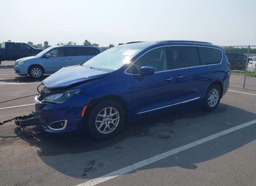 Photo 2 of 2020 Chrysler Pacifica TOURING L (VIN 2C4RC1BG2LR284367)